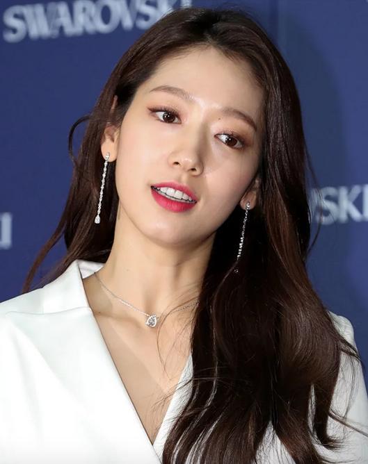 30岁朴信惠肉肉脸下垂，水蜜桃感不再？差的是一对改面相耳环