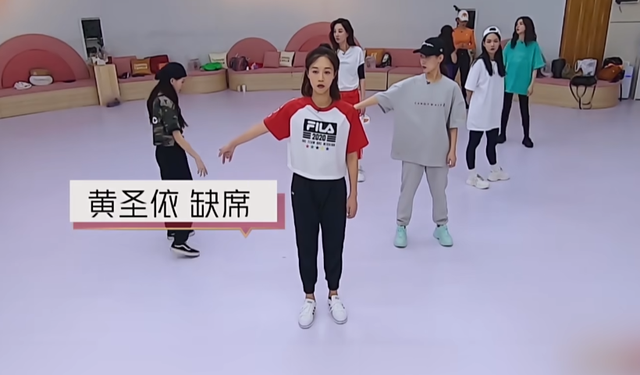 黄圣依在春晚大杀四方，杨子在直播间哭着唱情歌：她不按剧本来