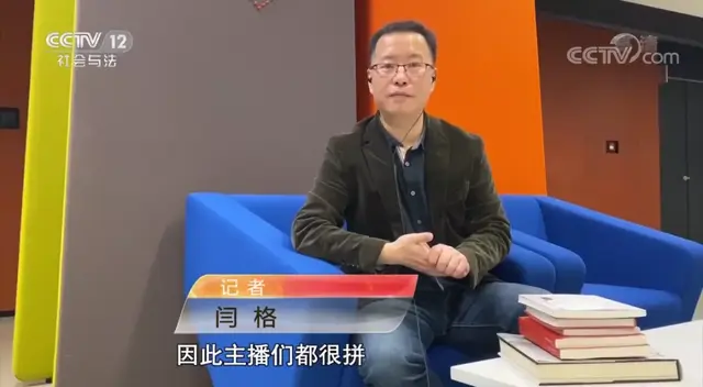 面对民警,女主播竟要脱衣示范是如何进行色情直播的?!