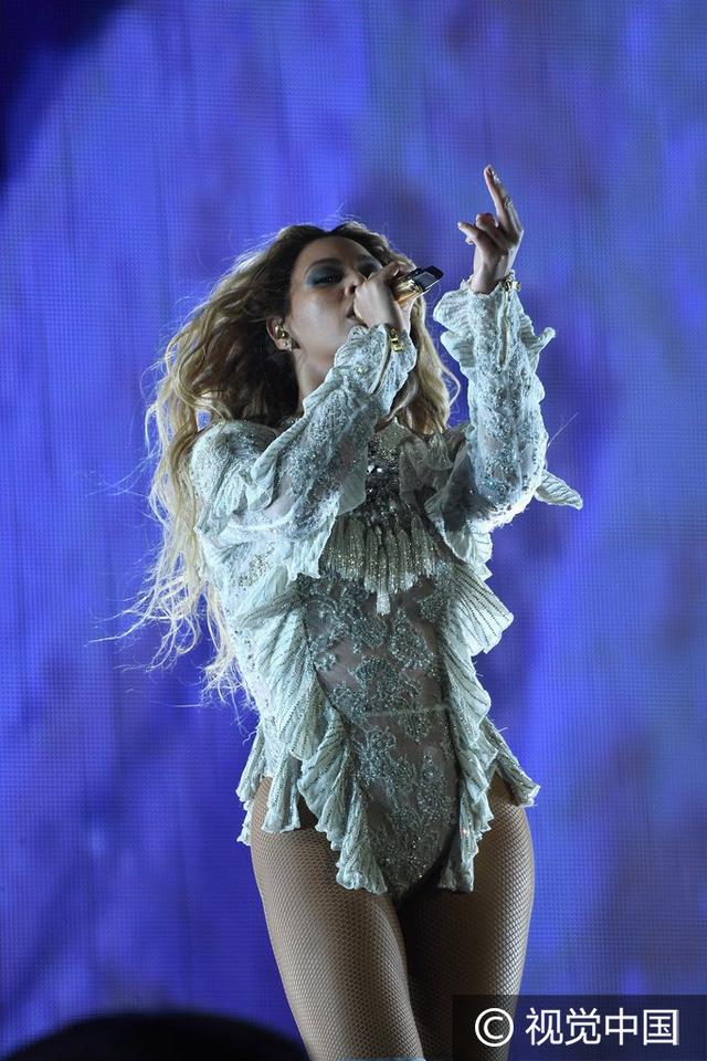 “卡阴装”正流行！碧昂斯挤胸秀腿性感开唱 扭臀热舞high爆全场