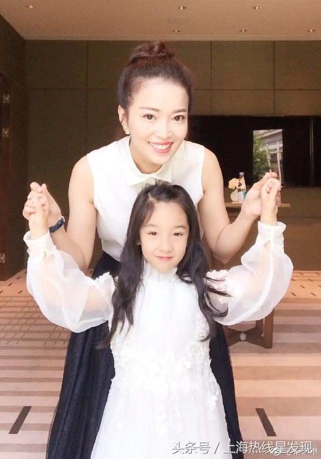 上海时尚女主播伊琳被儿子嫌凶 与小姐姐合影仙气足