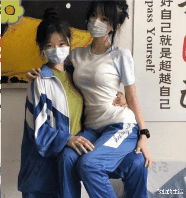 “弟弟的女同学才初一，都这么早熟了吗？”哈哈哈