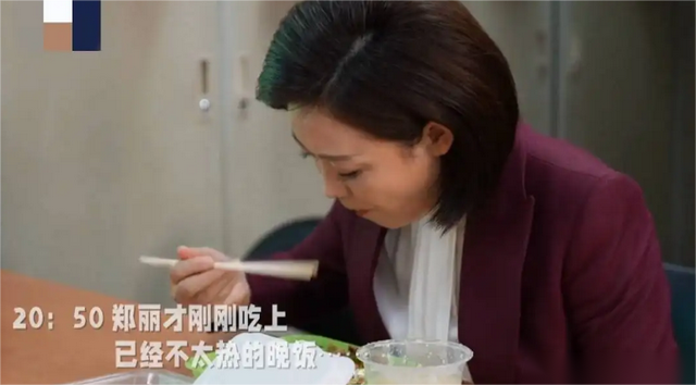 央视主播郑丽：结婚丁克7年不生娃，37岁高龄生女，婆婆激动落泪