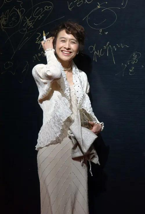 “不老女神”栗原小卷：78岁爱烫卷发，穿套装戴珍珠，好优雅