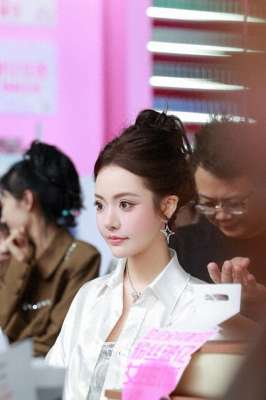 广州美女主播(全网破亿女主播杨润心（蛋蛋）专场带货破616万件 总销售额1442亿元)