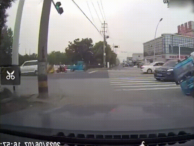 如何评价这个女主持人，主持了一半把丝袜脱了？