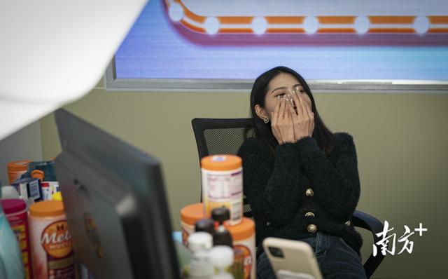 百万粉丝女主播的“双十一”之夜：凌晨3点下播后，她睡在了直播间