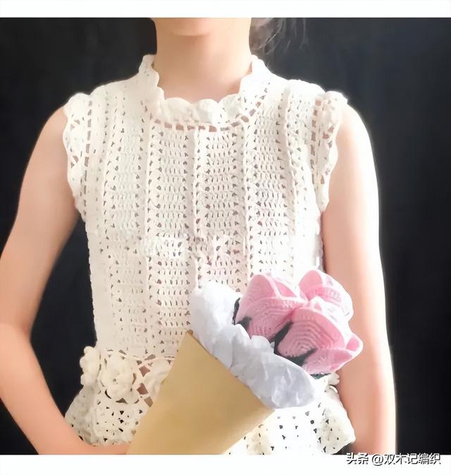 少女钩花小背心，腰部一圈钩花提升了整个YY的颜值。