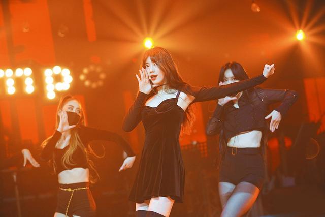 秀智惊艳粉丝会 穿吊带黑裙性感热舞