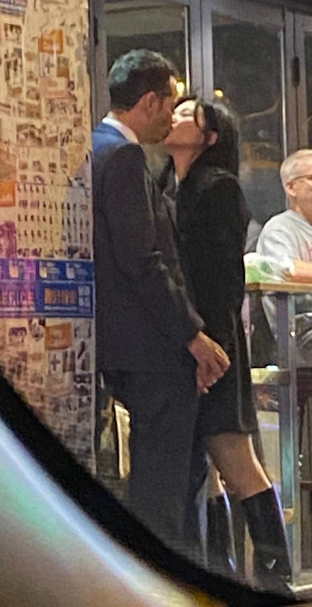 涉酒驾TVB女艺人戒酒失败 疑有男友却酒后与外籍男士街头热吻