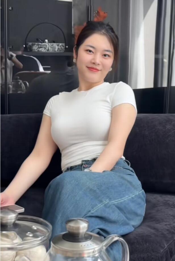 劳斯莱斯被撞后续：女车主和货车司机合照被扒！直播间10万人质疑