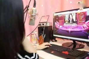 看女主播的福利(女主播的诱惑：给我刷“跑车”，给你送“福利”……)