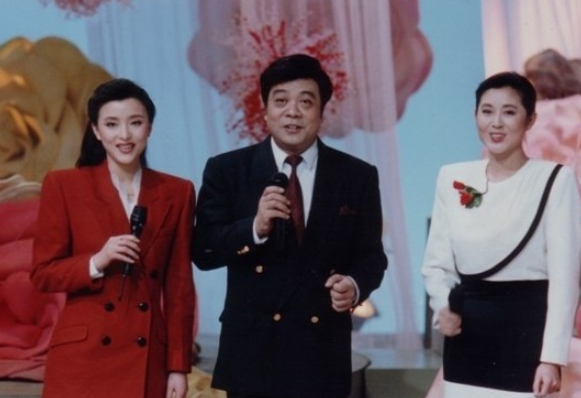 央视女主播李梓萌为显端庄大方戴14年假发，摘下假发的她像张曼玉