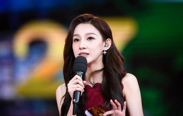 央视王冰冰之后，另一美女记者蹿红！被扒曾是全额奖学金留美硕士