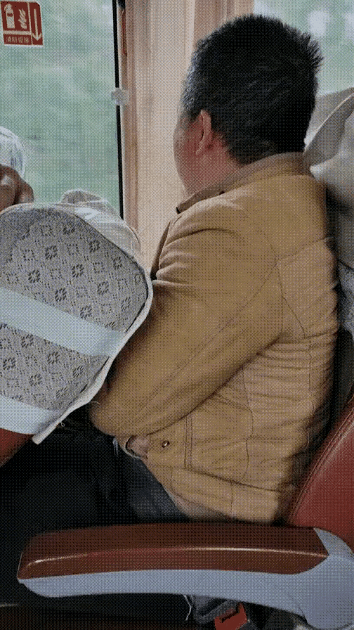 “弟弟的女同学才初一，都这么早熟了吗？”哈哈哈