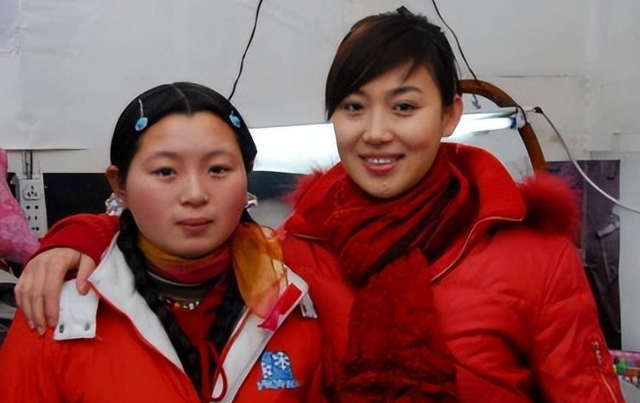 央视主播郑丽：结婚丁克7年不生娃，37岁高龄生女，婆婆激动落泪