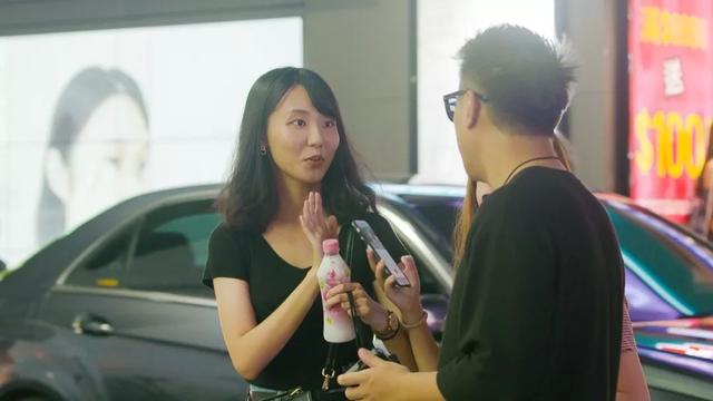 一个帅哥，每天在街头拉陌生男女随机相亲，2年撮合1000对