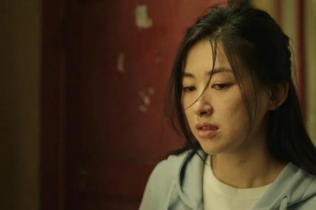 40岁朱珠晒“蜜桃臀”，丰满有料，性感撩人，简直就是人间尤物