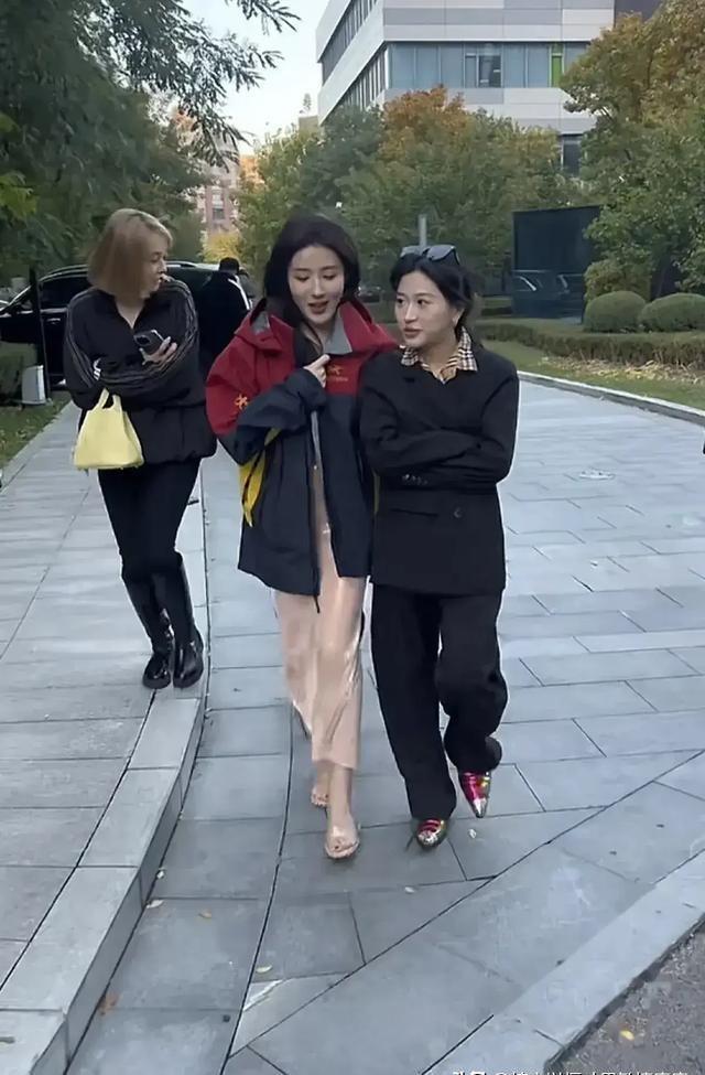 三只羊女主播集体停播外出强颜欢笑,素颜很路人,乔妹看着像大姐