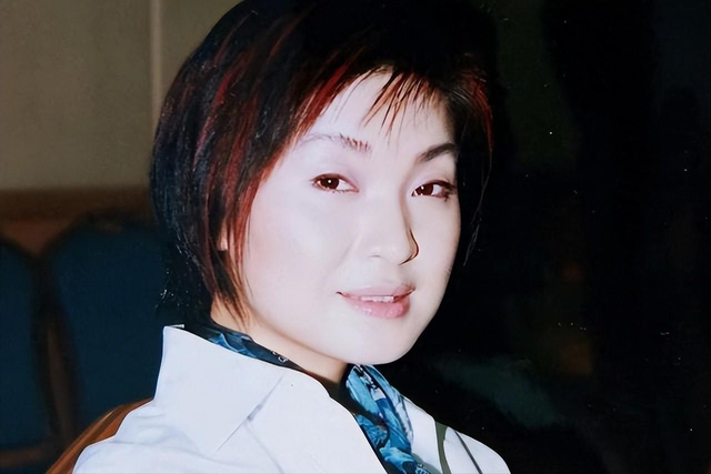 背叛丈夫跟医生相好,转移丈夫12 亿,靠一首歌在春晚爆红的她真狠