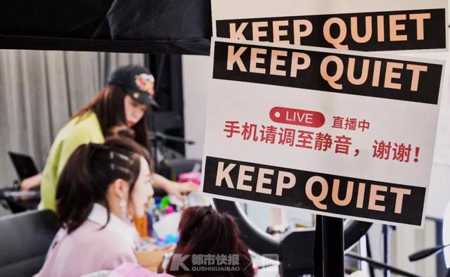 每天收六七百个快递，然后淘汰90%！快报夜访薇娅直播间，揭秘淘宝第一女主播的挑货经