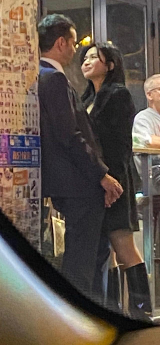 涉酒驾TVB女艺人戒酒失败 疑有男友却酒后与外籍男士街头热吻