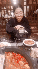 正惊GIF：有善口技者！美女肺活量惊人，一口气将鸡蛋从壳里吹出？