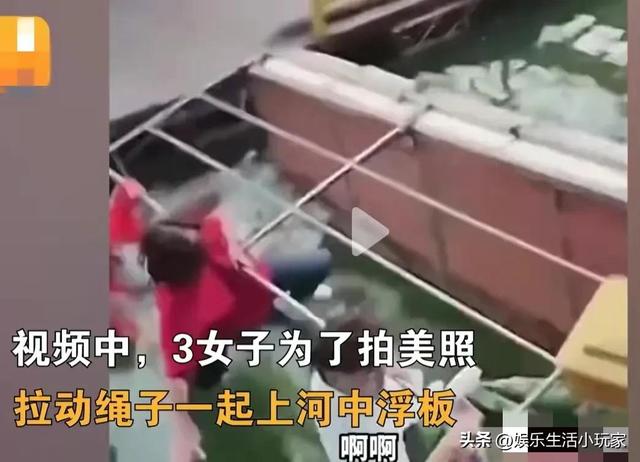 三位大妈水上拍照，踩翻浮板，集体落水，网友笑称：花开富贵沉了