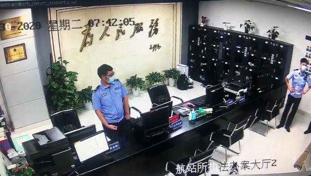 因看错登机口信息误机了,女乘客当场崩溃“大闹”萧山机场