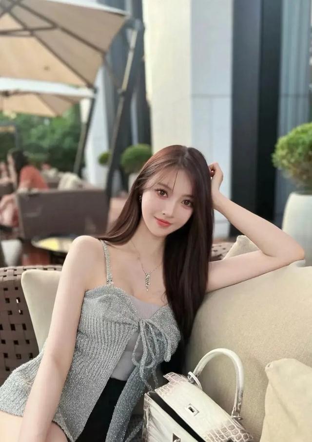 男神恋情曝光,网红女友私照惹争议,代言商坐不住了