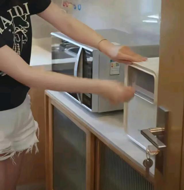 韩国女星李多海定居上海，直播带货若热议：是机遇还是挑战