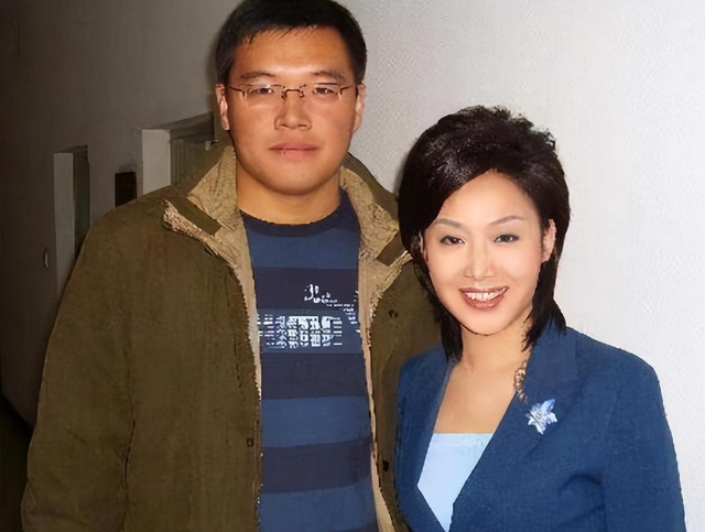 央视主播郑丽：结婚丁克7年不生娃，37岁高龄生女，婆婆激动落泪