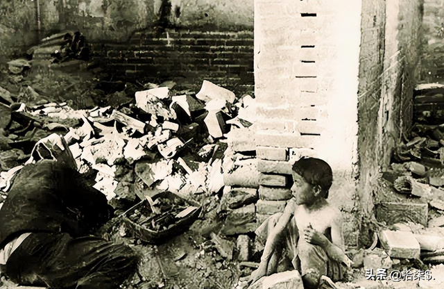 “不堪入目”老照片：日本男女赤裸共浴，喂奶忘记系扣子的妇女