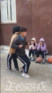 正惊GIF：有善口技者！美女肺活量惊人，一口气将鸡蛋从壳里吹出？