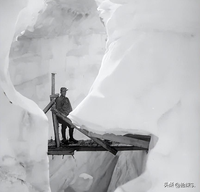 “不堪入目”老照片：日本男女赤裸共浴，喂奶忘记系扣子的妇女