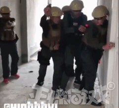 正惊GIF：有善口技者！美女肺活量惊人，一口气将鸡蛋从壳里吹出？