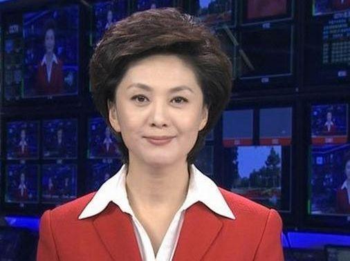 47岁央视一姐海霞回老家过年，跳广场舞讲河南话，所有人都震惊了