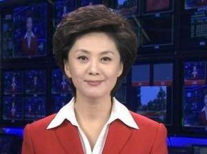 拿扇子跳舞的美女主播(47岁央视一姐海霞回老家过年，跳广场舞讲河南话，所有人都震惊了)