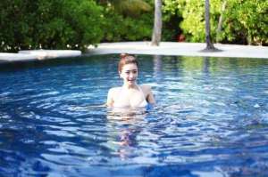 韩国美女主播夏天(韩国女神级主播韩申颖近照，夏日甜心，活力满满)