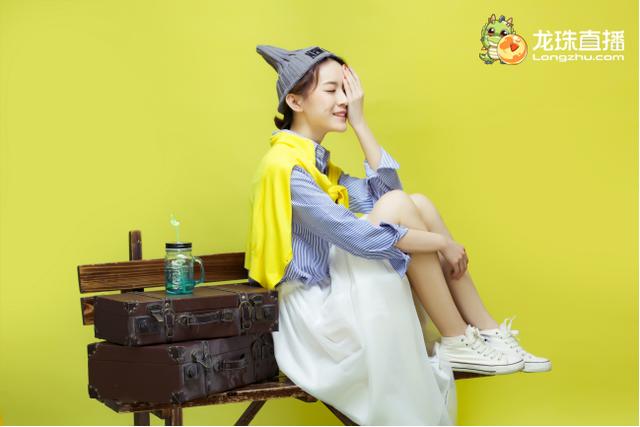 龙珠美女主播又撞脸 周冬雨开直播玩DNF?