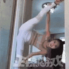 正惊GIF：有善口技者！美女肺活量惊人，一口气将鸡蛋从壳里吹出？