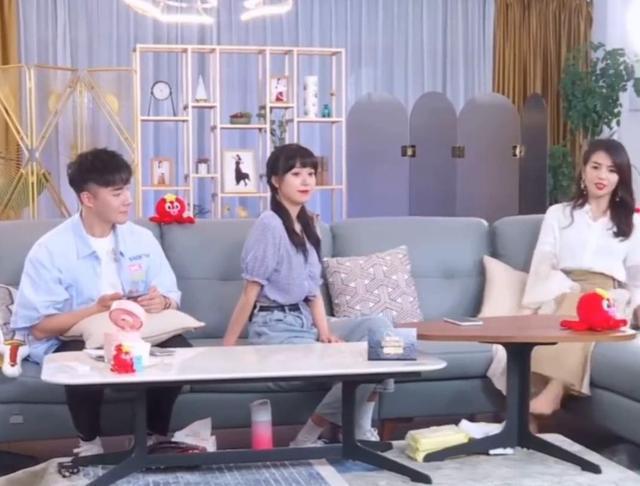 刘涛直播卖沙发太敬业！穿开叉裙赤脚躺沙发上，抬腿下来直接走光