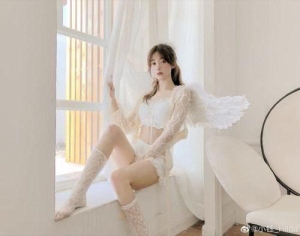 LOL美女主持写真引起争议,疑因尺度太大,网友:肉鸡知道吗?