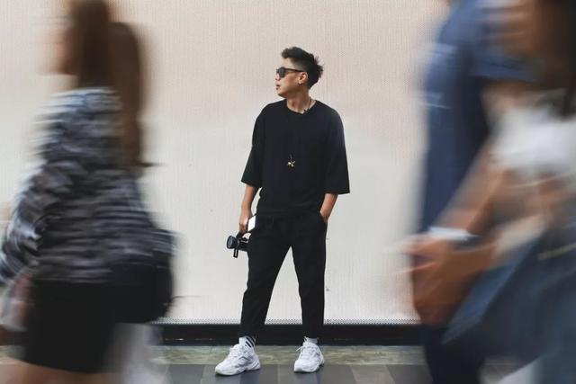 一个帅哥，每天在街头拉陌生男女随机相亲，2年撮合1000对