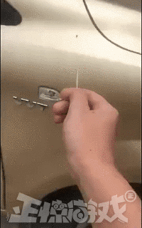 正惊GIF：有善口技者！美女肺活量惊人，一口气将鸡蛋从壳里吹出？