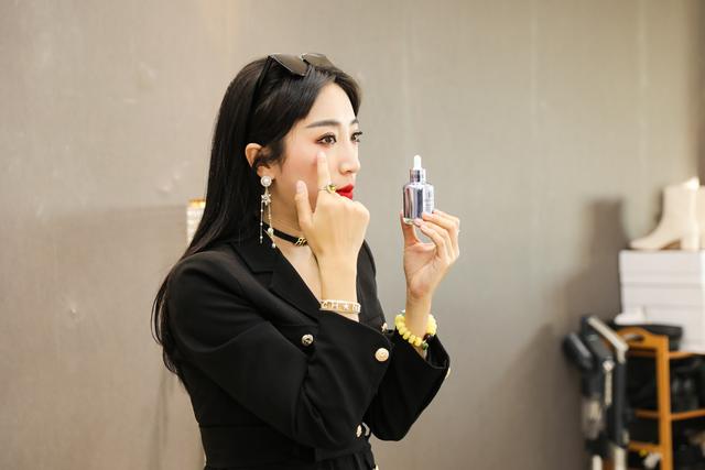 能损能逗能抬杠的东北主播开始营业，没有暧昧经济、美女秀场和一夜暴富