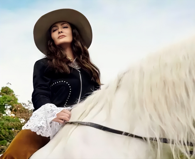 从全球第一美胸到时尚圈女王，54岁的GUGGI老板娘，不仅只有美貌