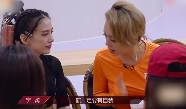 黄圣依在春晚大杀四方，杨子在直播间哭着唱情歌：她不按剧本来