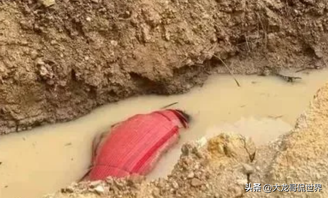 韩国女主播尸体被扔水沟，身上裹着红布，一对中国夫妇被逮捕