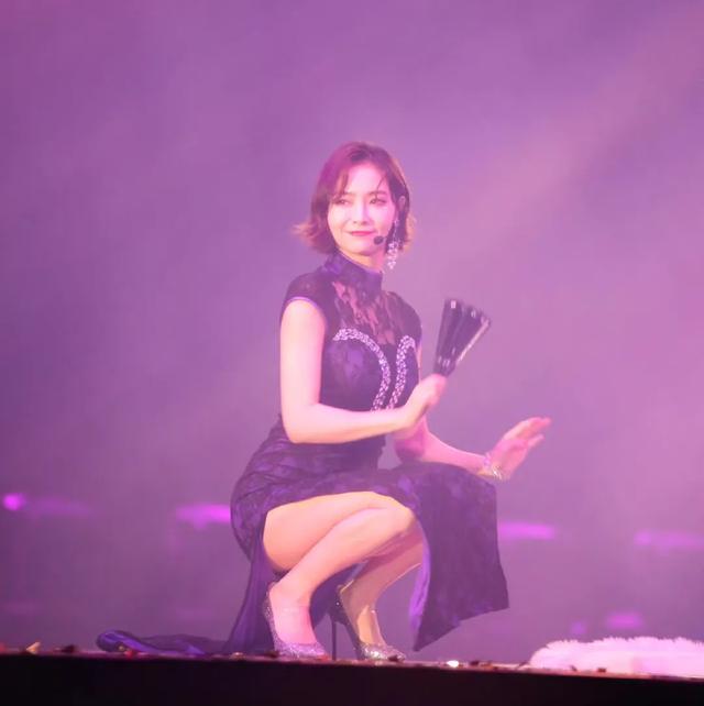 女星舞台旗袍激情舞蹈，妩媚神情太撩人！